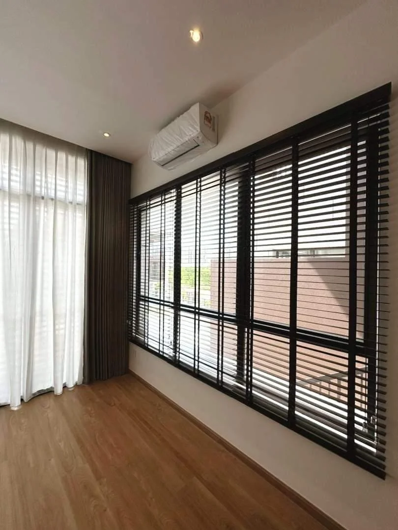 Bidai Venetian gelap dengan langsir sheer