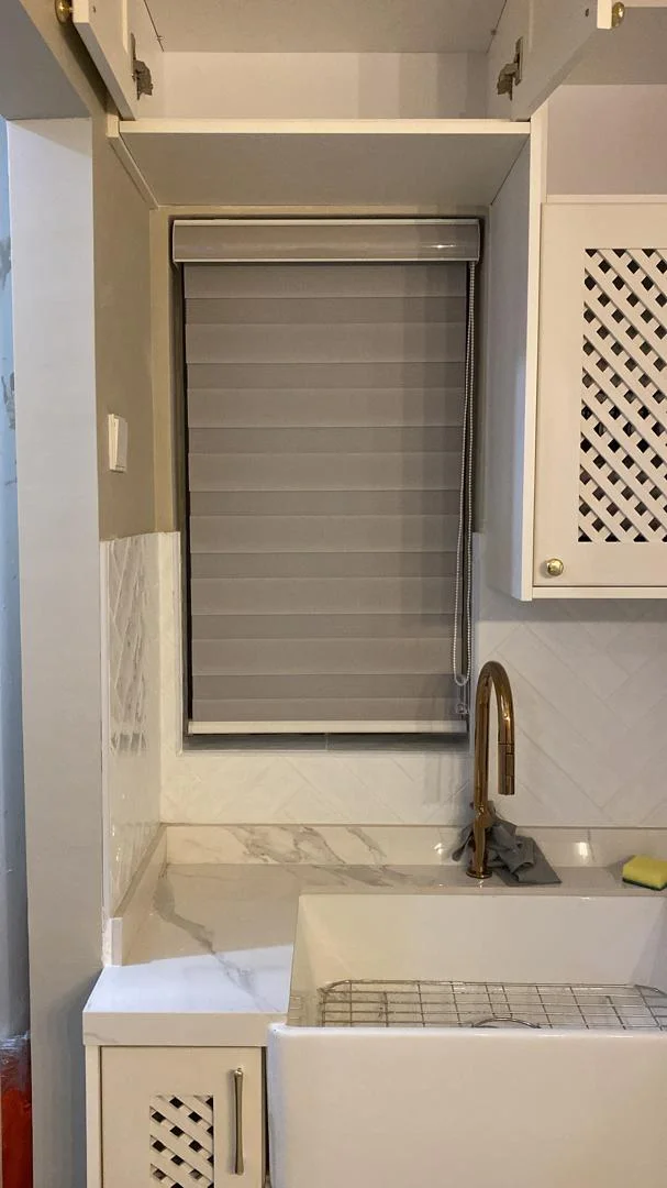 Bidai zebra kelabu di dapur